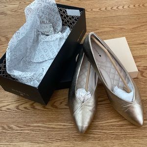 NWT Flat shoes, Birdies in gold
